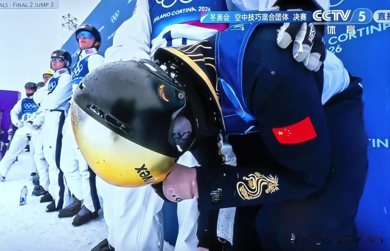 没拿金银无所谓，但输给这样一支队伍让人意难平。
三个人，有两个金牌获得者、一个铜