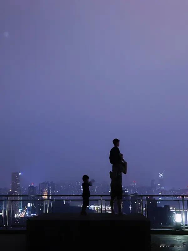 今天参加婚礼，
看着亲戚家的孩子们我都叫不上名字，
每个人都全神贯注的盯着手机，