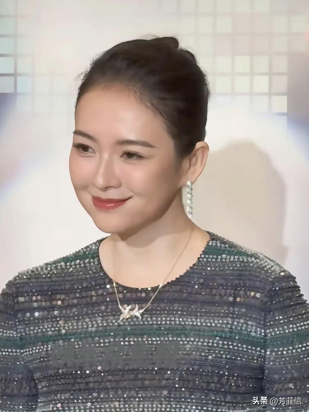 还挺幽默的，想起章子怡一直是娱乐圈花期长、骨相美的代表，近期一亮相就引发热议，不