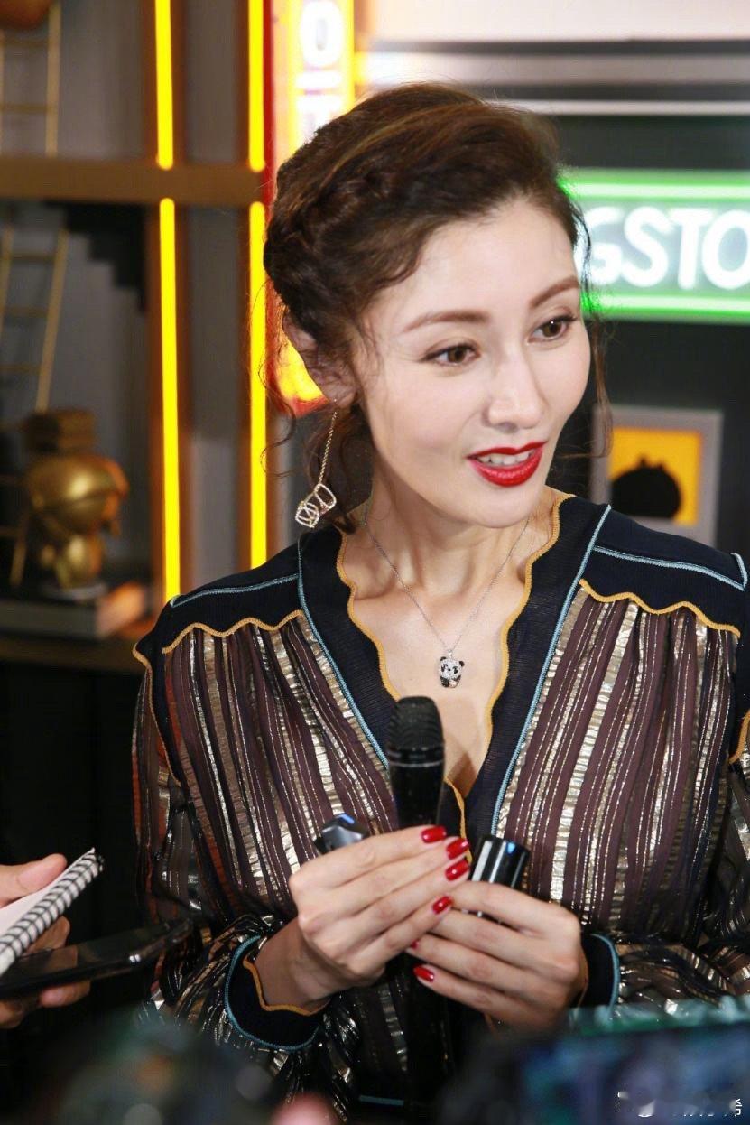 李嘉欣一点不像70年的人！穿金属色条纹连衣裙亮相，美得出众！ 