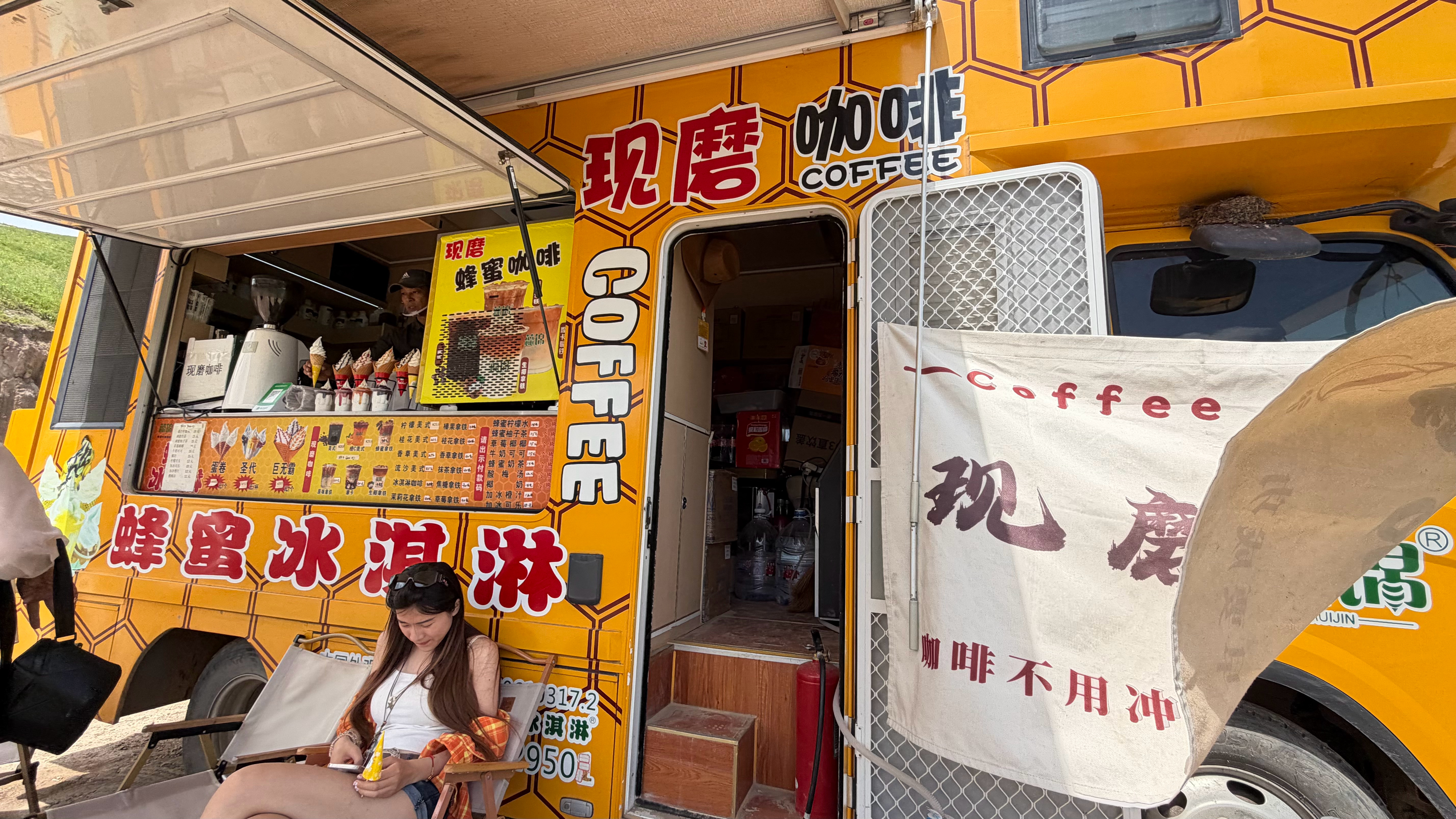 采访了这个冰淇淋咖啡房车老板的经营情况基本每个月能做6万营业额，比很野现在这个阶
