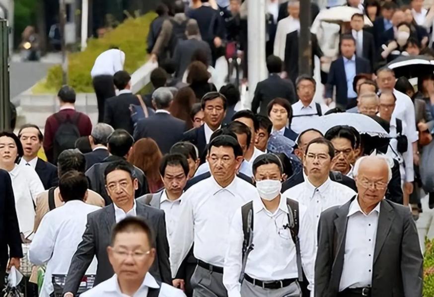 九三阅兵以后，一部分中国人慌了！
 
按理说看到祖国越来越强大，这些人都应该更安