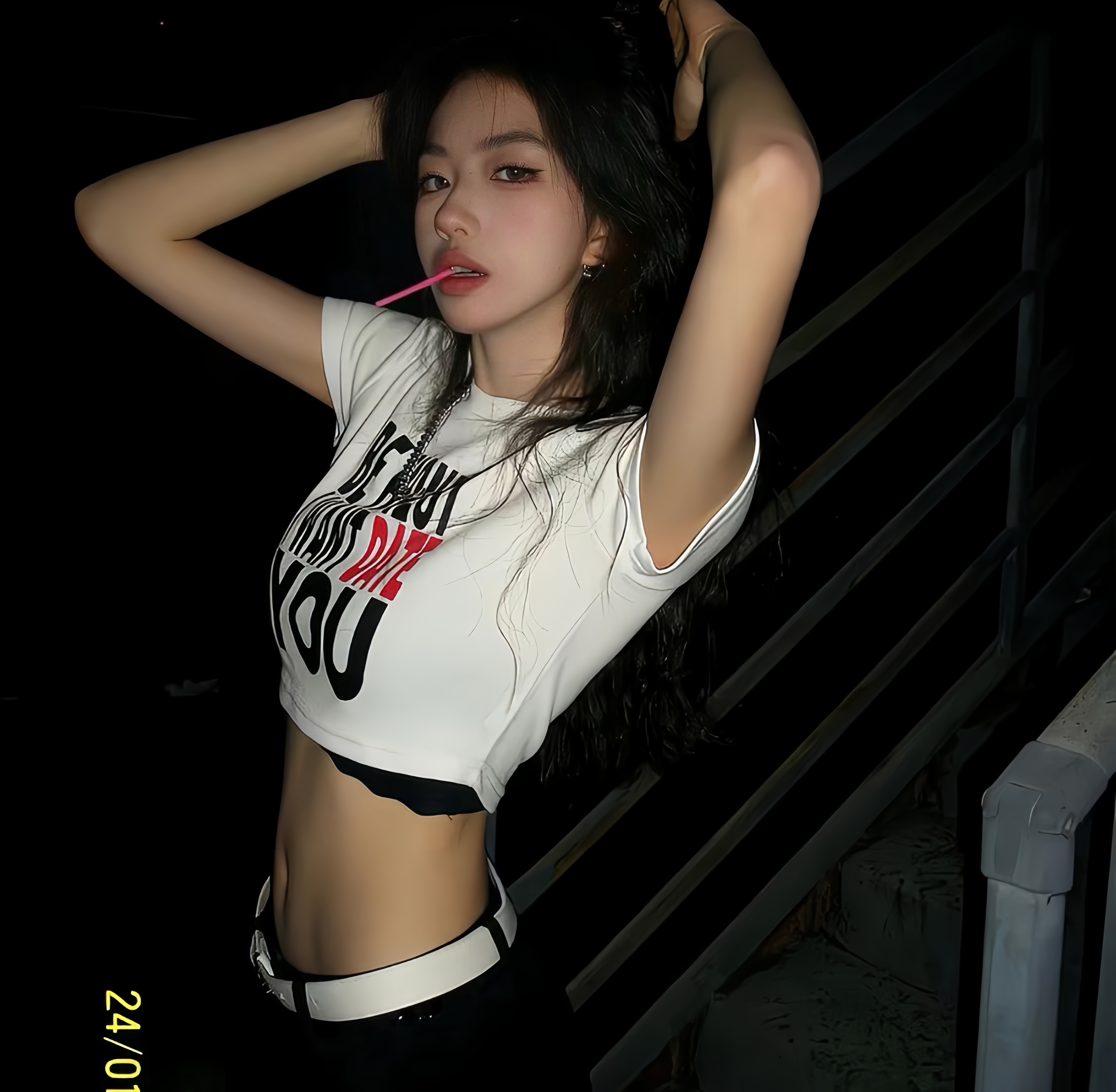 她拼了命的跟别人搞暧昧 只是为了忘记和你幸福的点点滴滴 ​​​