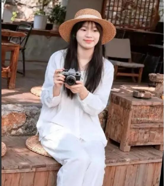 全红婵近照变化太大了，熬过了最难的发育关，小姑娘彻底长开了，模样跟以前判若两人。