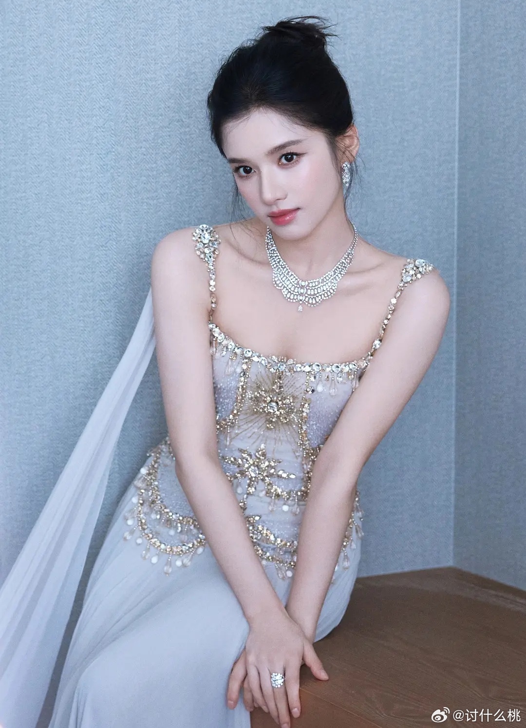 杨紫、关晓彤、张婧仪白玉兰红毯造型出图杨紫身着Zuhair Murad 2026