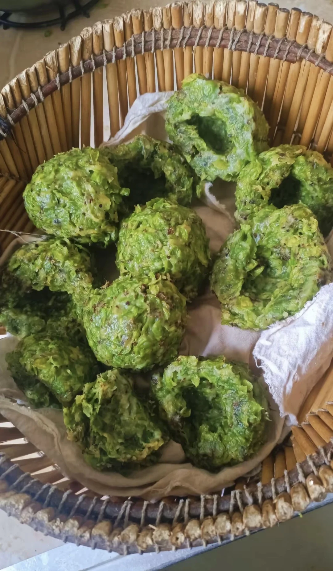 我对张雪峰这人不太了解，我大体能感觉出来他相信什么东西。他兜售的信息差...