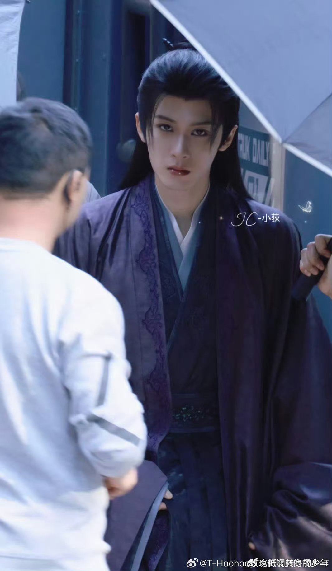 红衣谢却山骨相优越 眉眼清冷 自带疏离感！简直是古龙小说中的绝世美人，檀健次这个