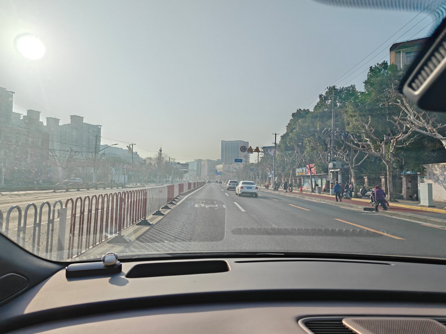 过年了，路上是没啥车了，原来半小时的车程，今天20分钟不到就搞定。
