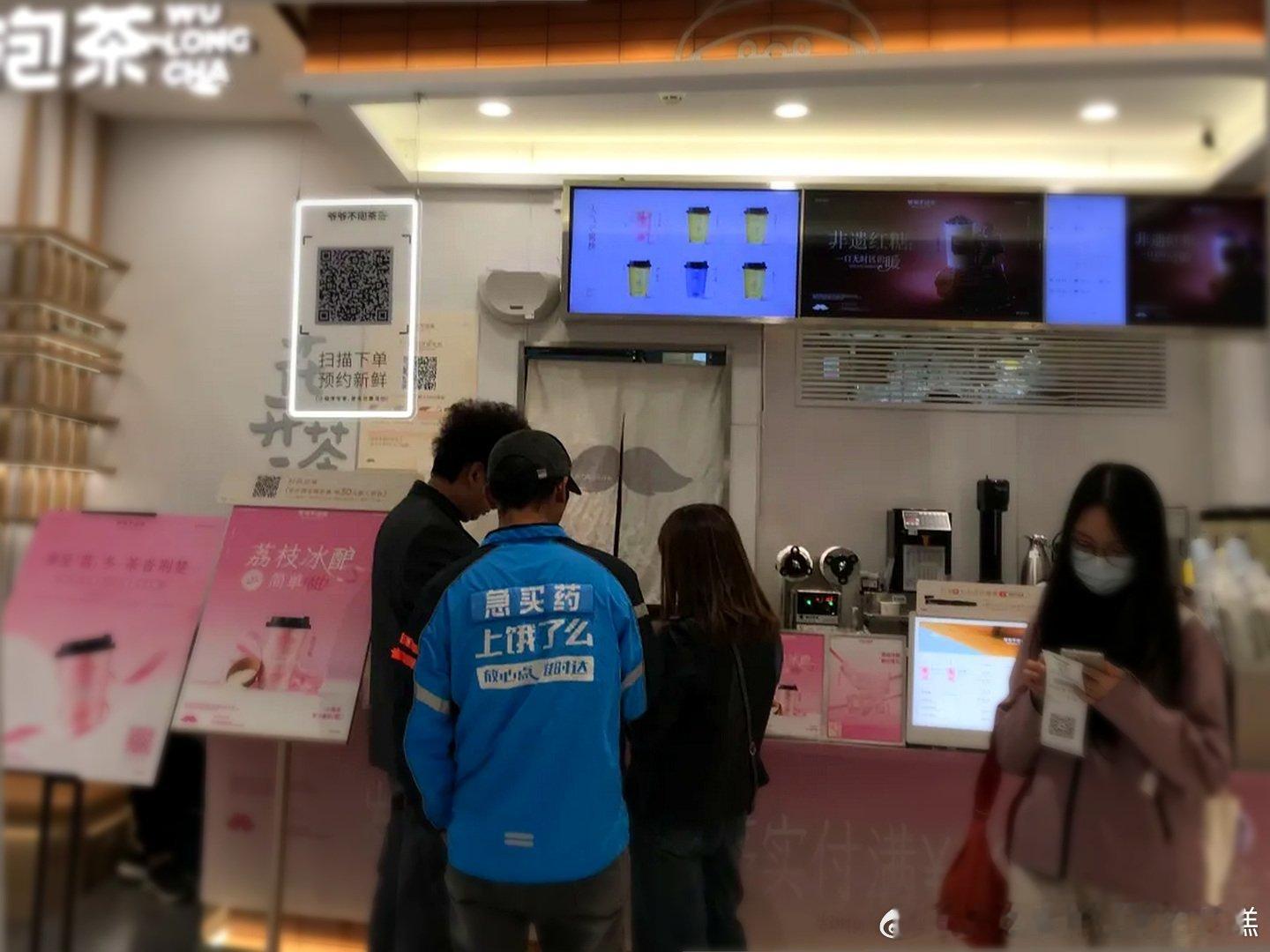 小时候是外婆带大的，她总喜欢带我去买各种好吃的。后来我上大学，外婆身体就不太好了
