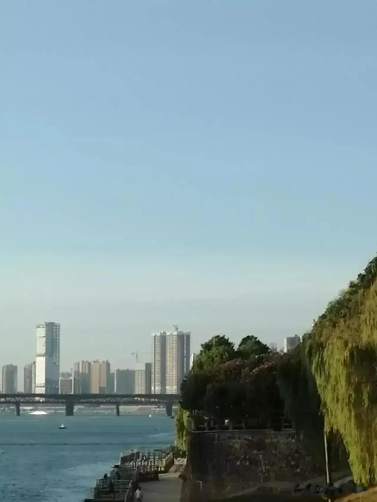 “客带客”与“客跟客”则有大江湖。
“你请我一个人，不好点菜。我就打电话要老姜一
