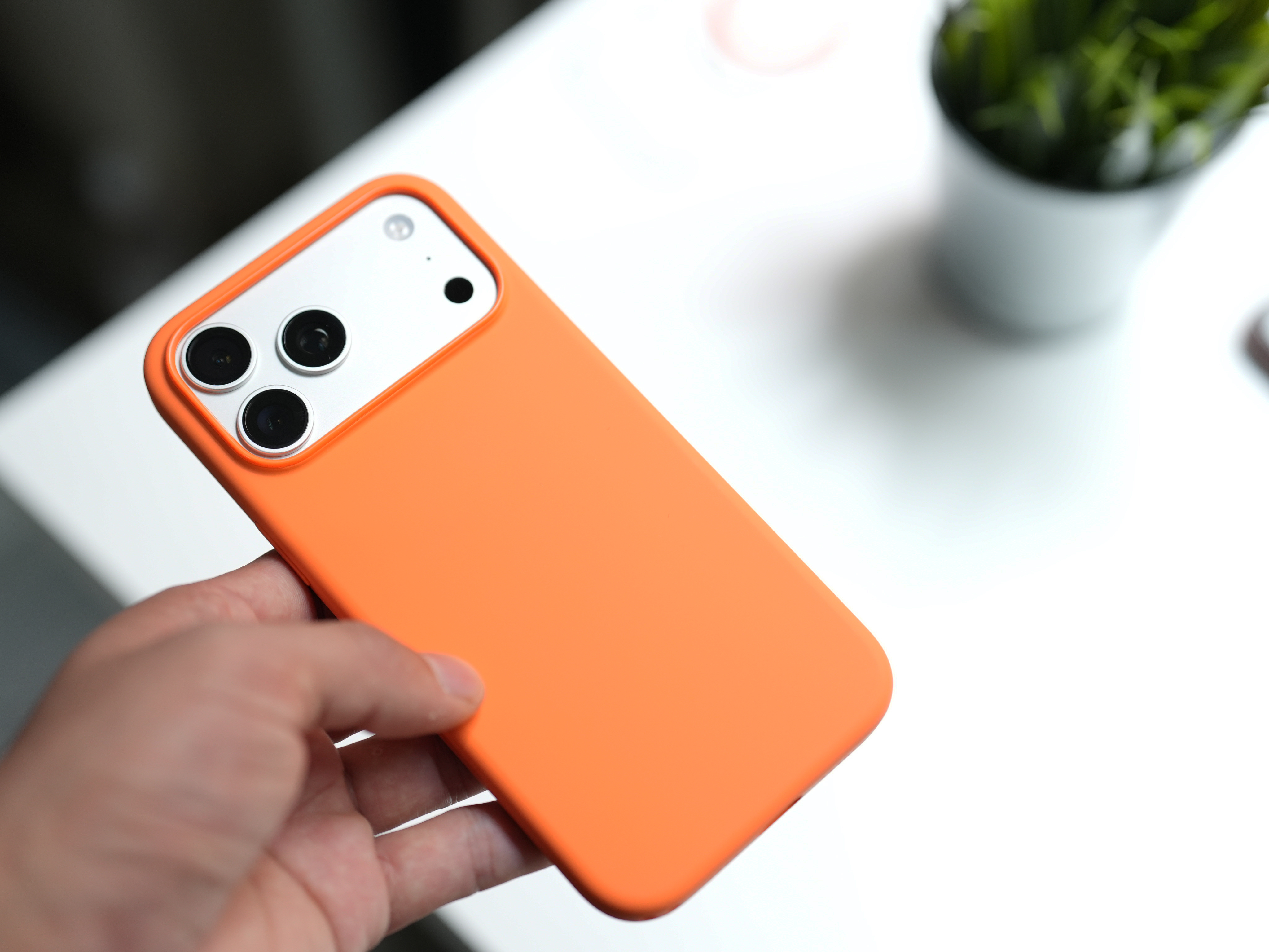 我觉得这可能是个先有蛋还是先有鸡的问题，iPhone的配件生态丰富还是得益于iP