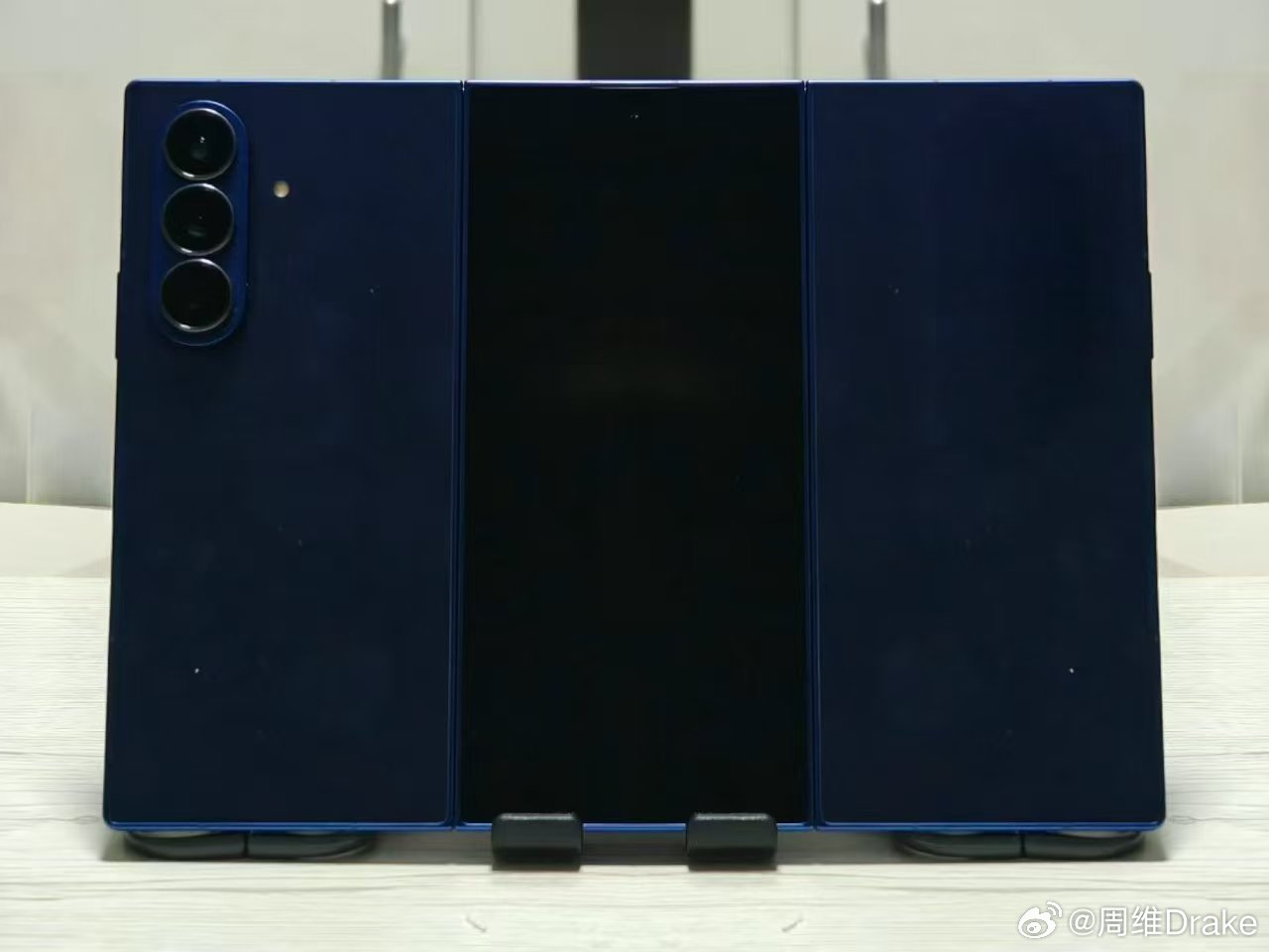 这不是三星Galaxy Z TriFold三折叠，这是Smartisan T1罢