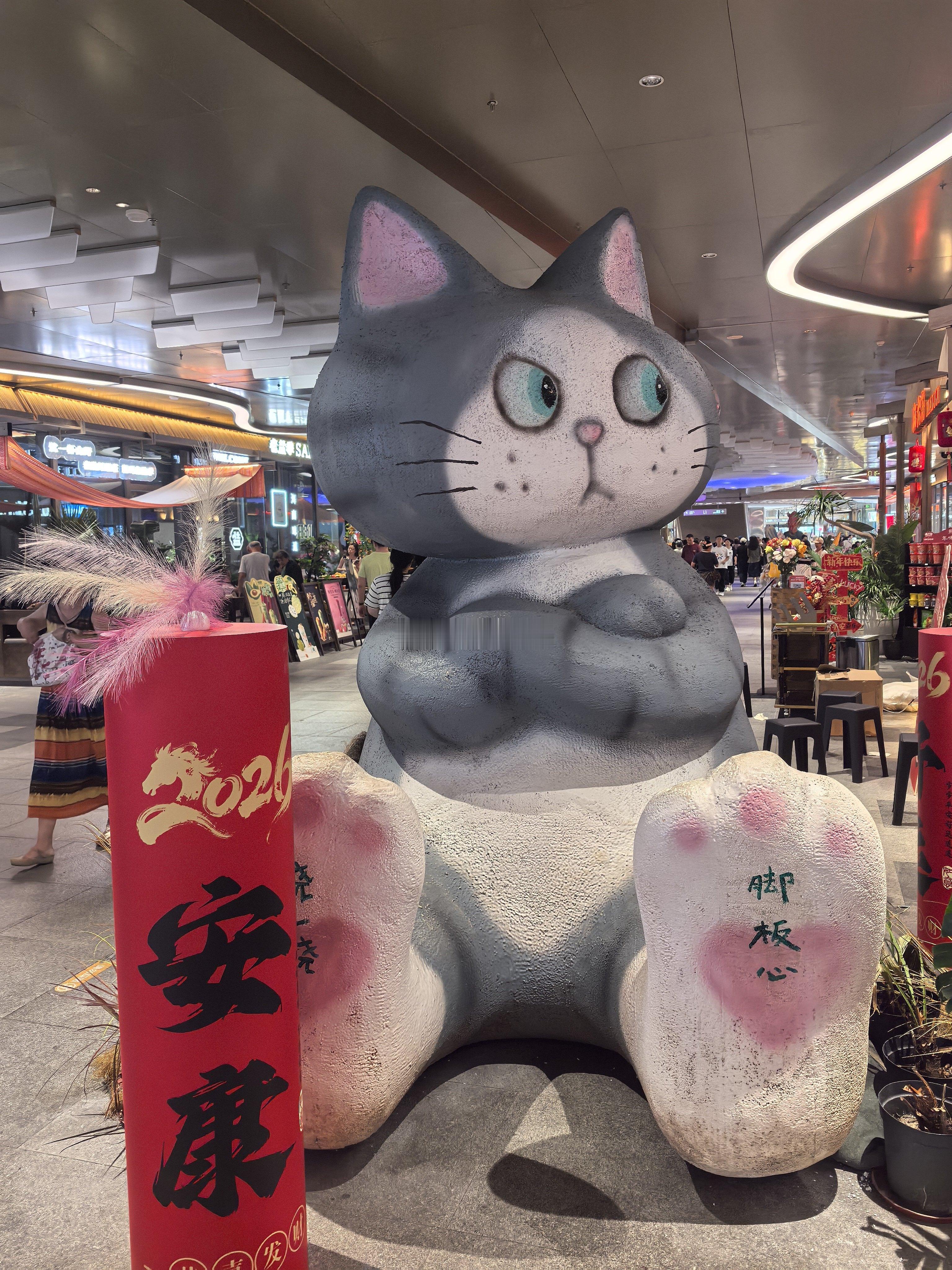 这商场好是好，就是这些雕塑有点…怎么说呢，看起来不太…正常？ 