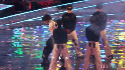 苏新皓杨博文双人舞台在当今的娱乐舞台上，偶像们的表演总是能吸引无数粉丝的目光。而