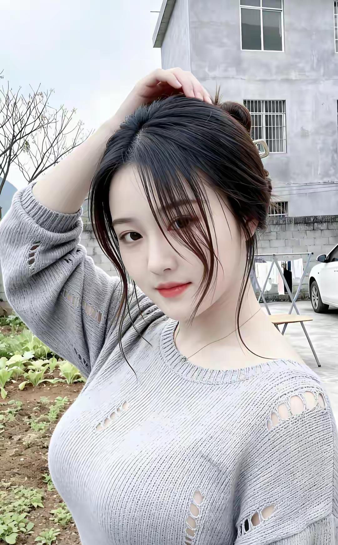 关于岁月与成长的短句

1. 时光像沙漏，握得越紧，流失得越快，唯有摊开掌心，才