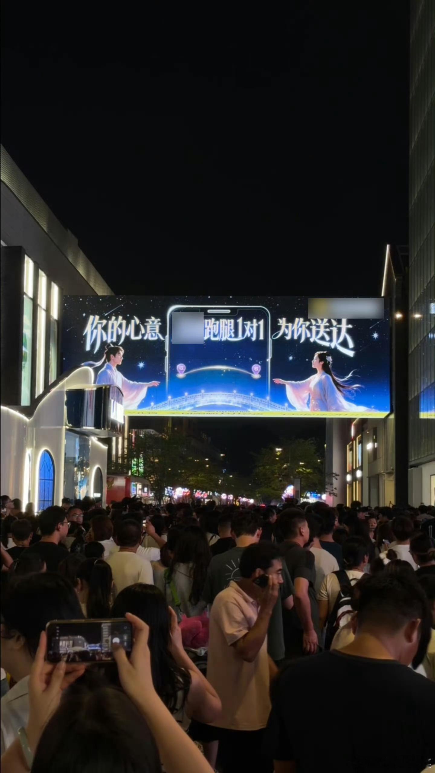 去杭州西湖打卡现代人的鹊桥古人的爱情传说流传千年，西湖化身现代人的鹊桥，情侣漫步
