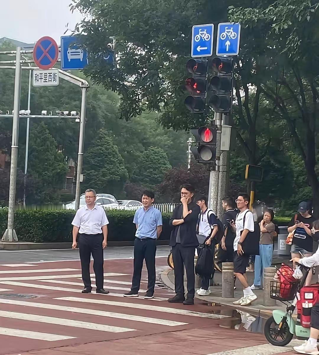 靳东非常文明，在等红绿灯