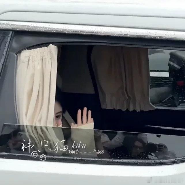 鞠婧祎被追车吓到不敢坐起来我真的很心疼这个鞠婧祎！孩子被昨天追车的搞怕了，今天出