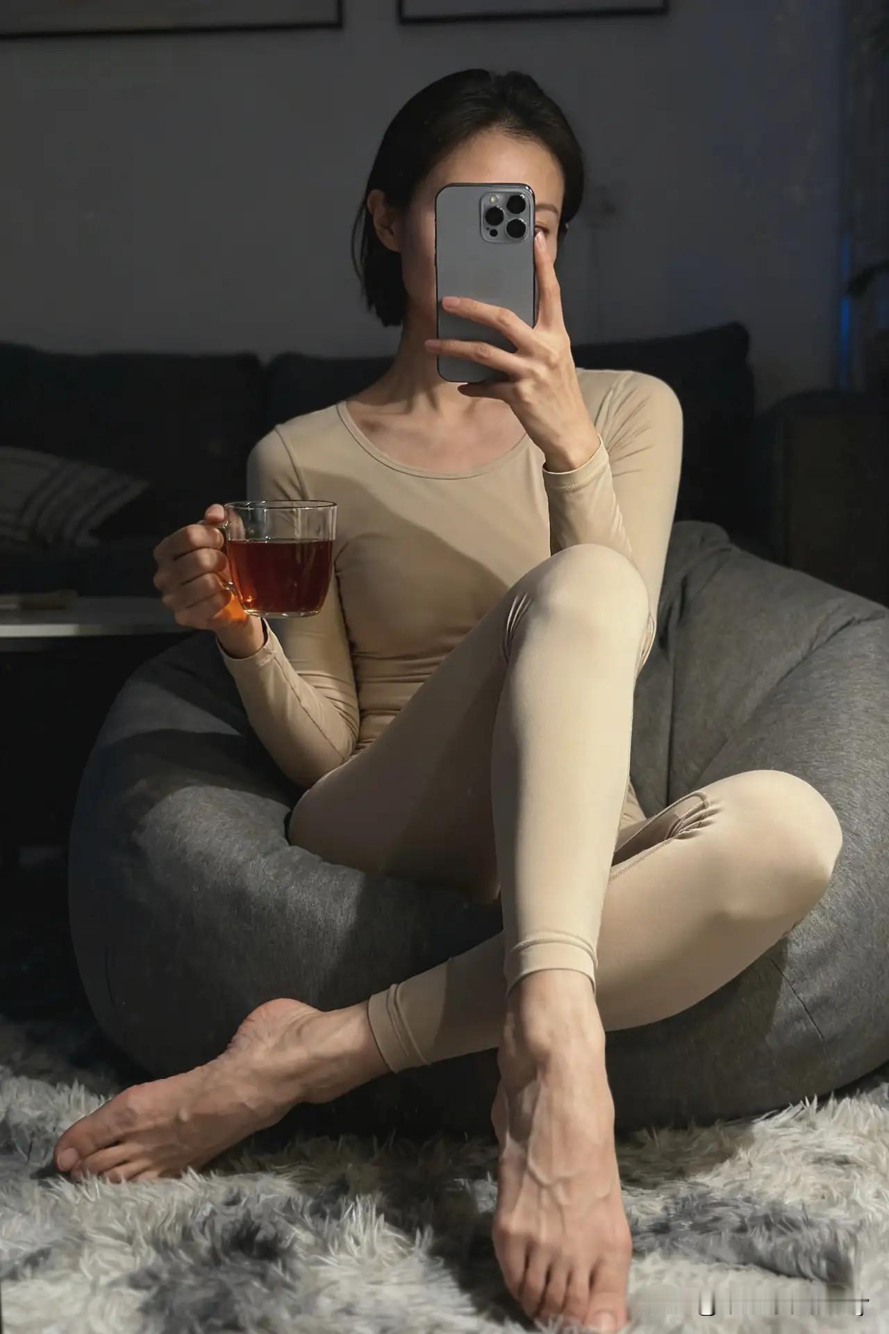 不穿鞋的美女，新年快乐！㊗️新的一年脚下有路，远处有光，举步之时，宏图阔展！