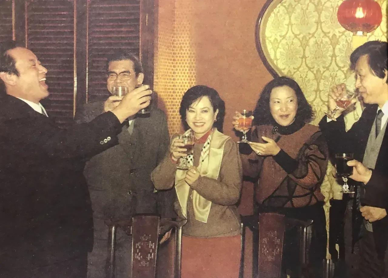 庞学勤和傅奇 石慧 朱虹 夏梦的合影
图一 八十年代中期在香港
图二 六十年代初