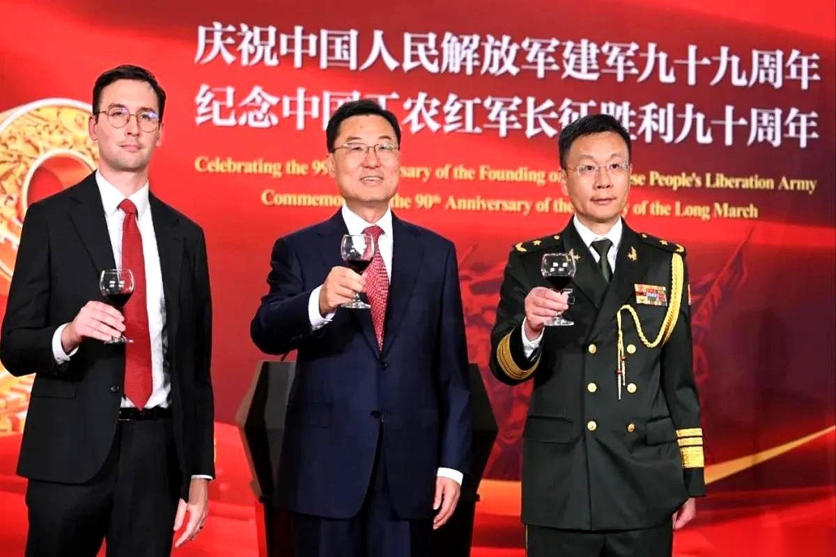 美国五角大楼的高官，端着酒杯，站到了中国驻美使馆的建军节招待会上。
不仅人来了，