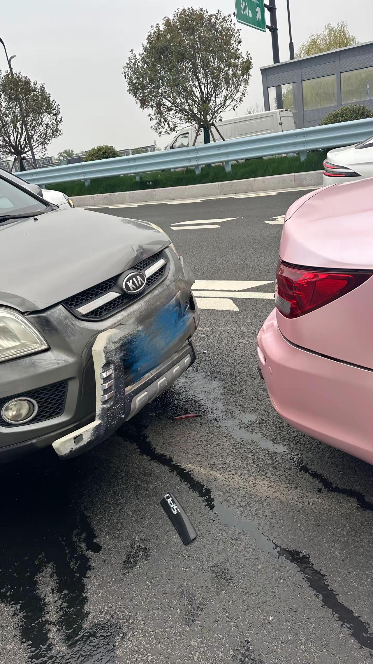 大爷慢点开呗，刹车又不行，油门踩辣么狠干嘛