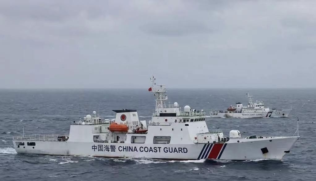 我们海警岱山舰在台湾外海巡逻，威慑日本和菲律宾胡闹
在旁边还有一艘海警
大字写着