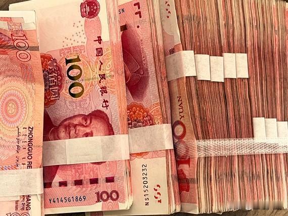 现在的日子，年轻人不敢结婚，中年人不敢买房，不是不想，是真扛不动。房价不低，收入