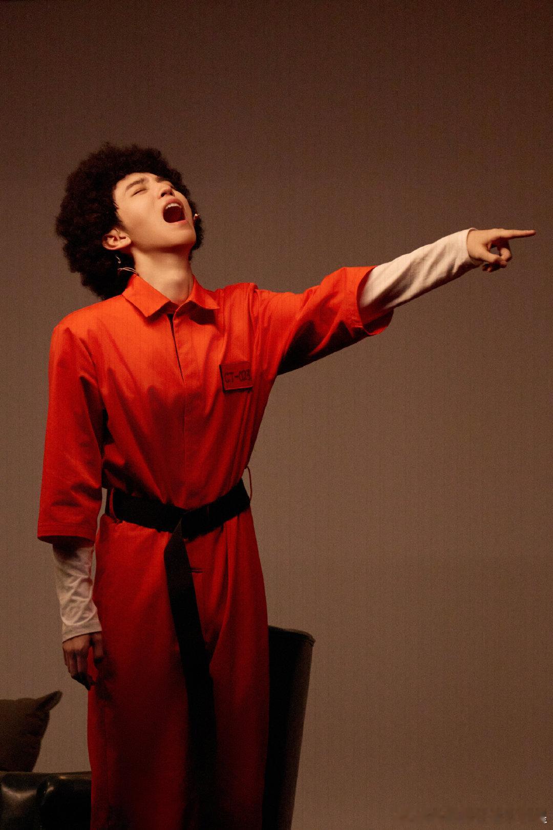 王俊凯剧场不是终场王俊凯故事未完待续结局由你书写王俊凯话剧趁世界还年青收官，剖开