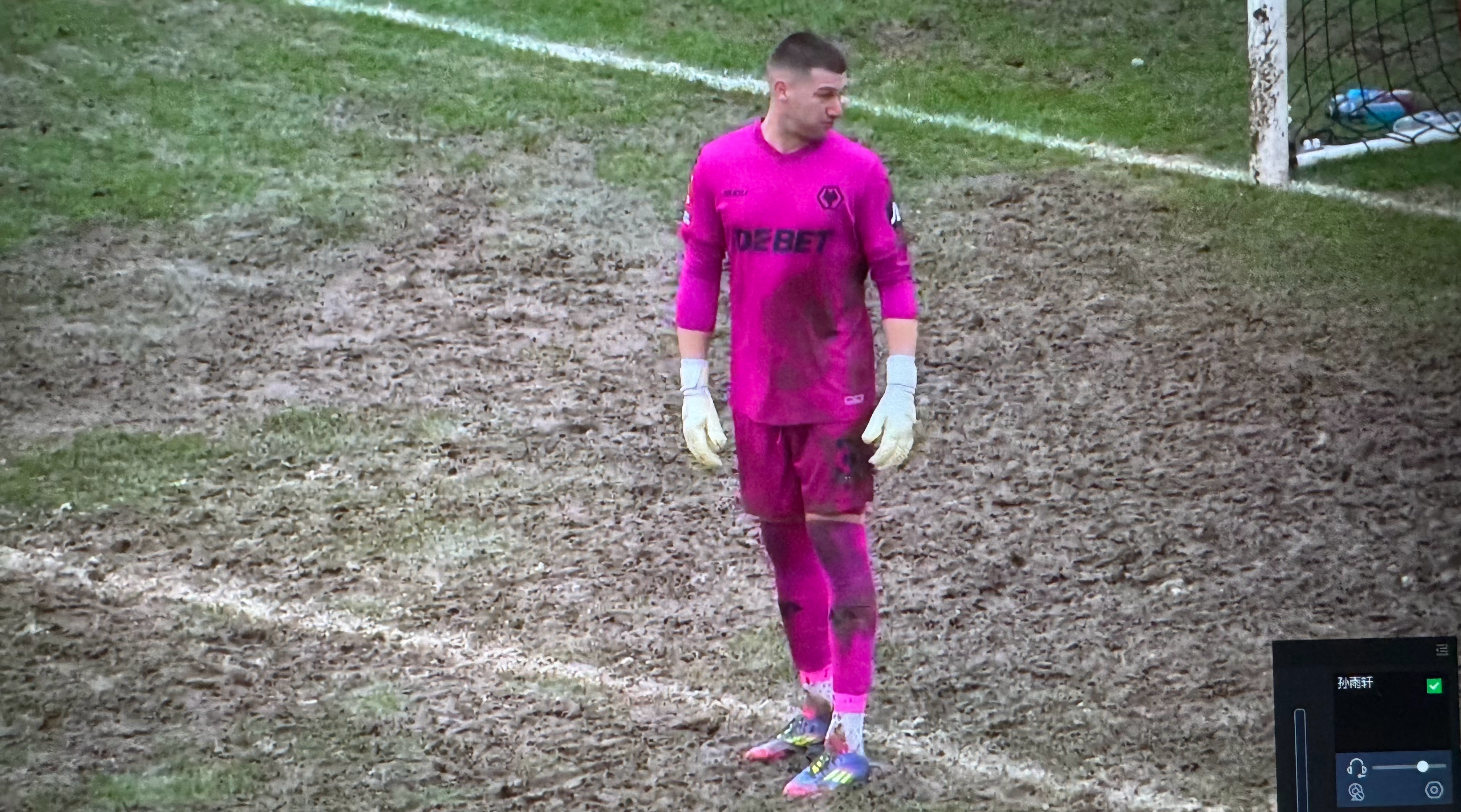 解说了一场足总杯，结果变成罕见的泥地大战这是英乙球队格林斯比的主场，也就是阿莫林