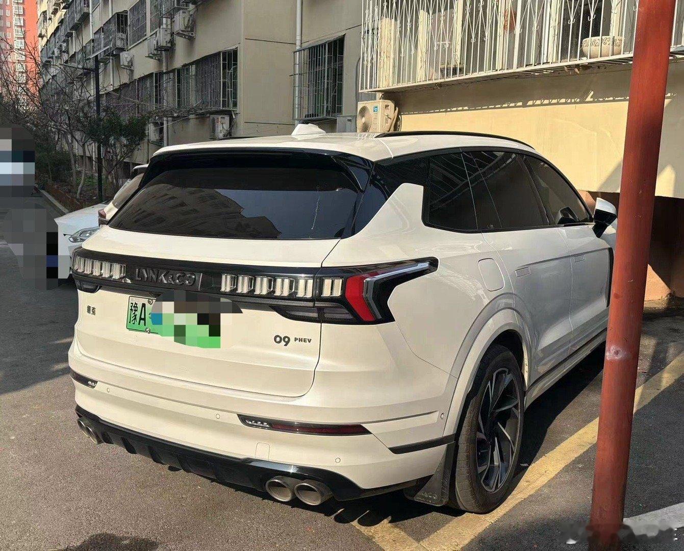 🔶邻居的#领克09phev# ，并非最新的emp动力，看来是比较早买的[思考]