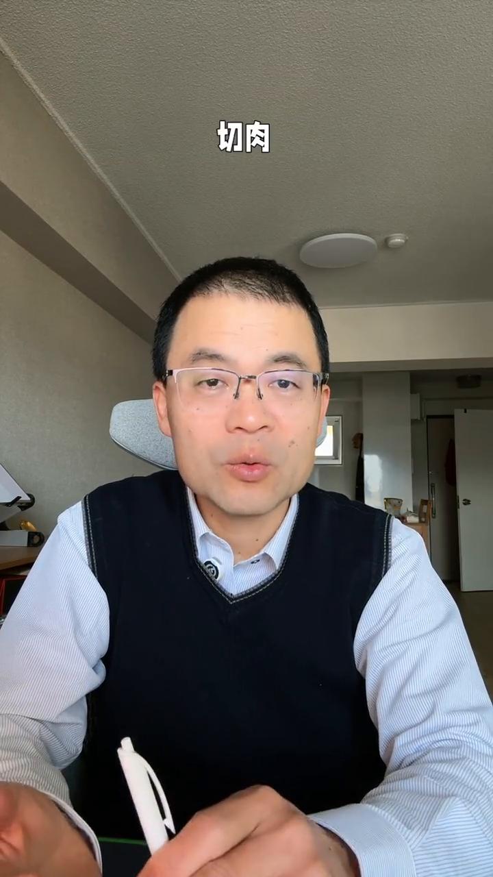 中日菜刀大比拼：万能VS专精。
日本菜刀和中国菜刀同样是刀，看起来很像，但用起来