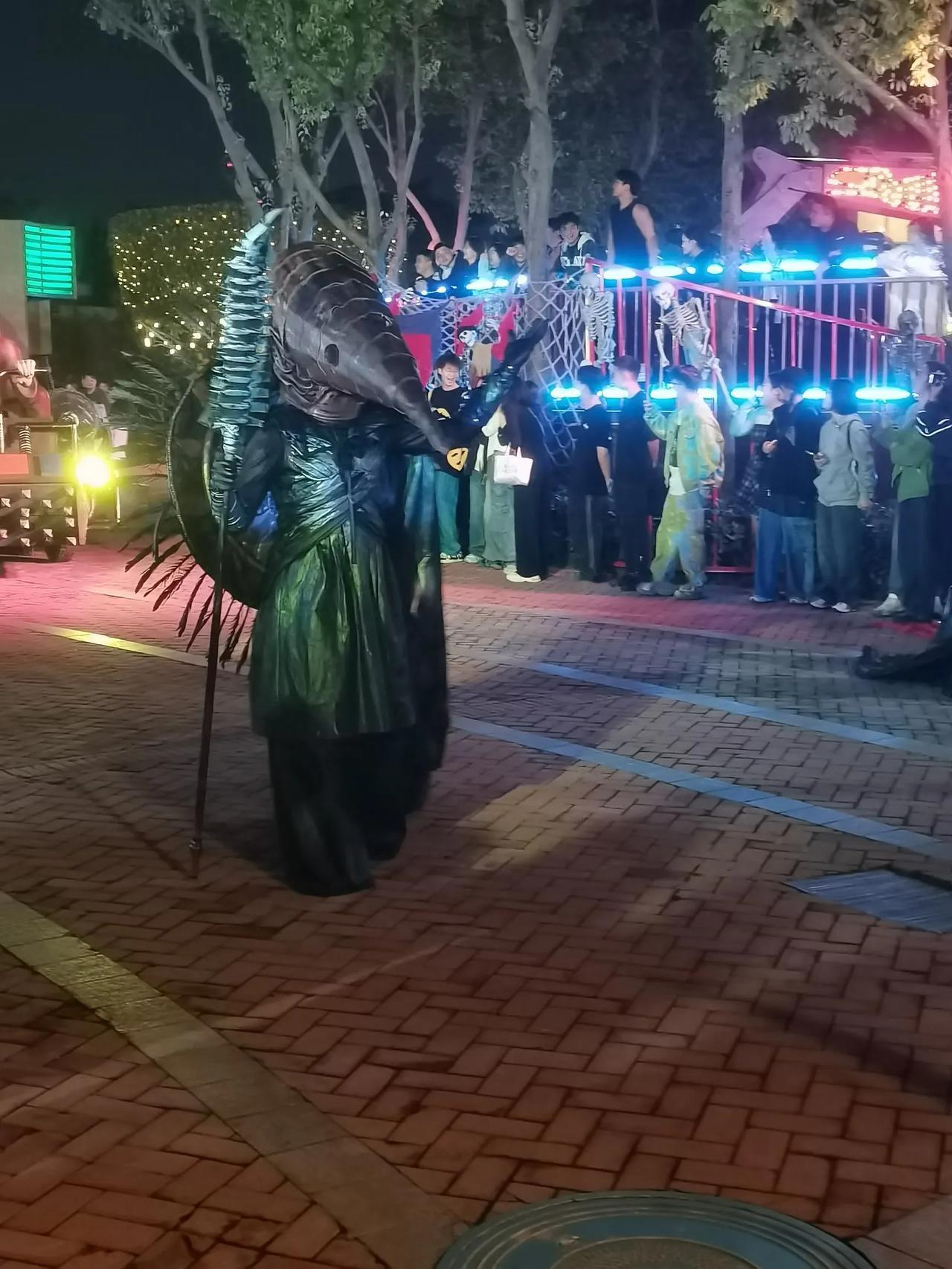 被拉去过万圣节：好多年轻人，许多人打扮成各种鬼：中式的，西式的--就在那儿吓人。