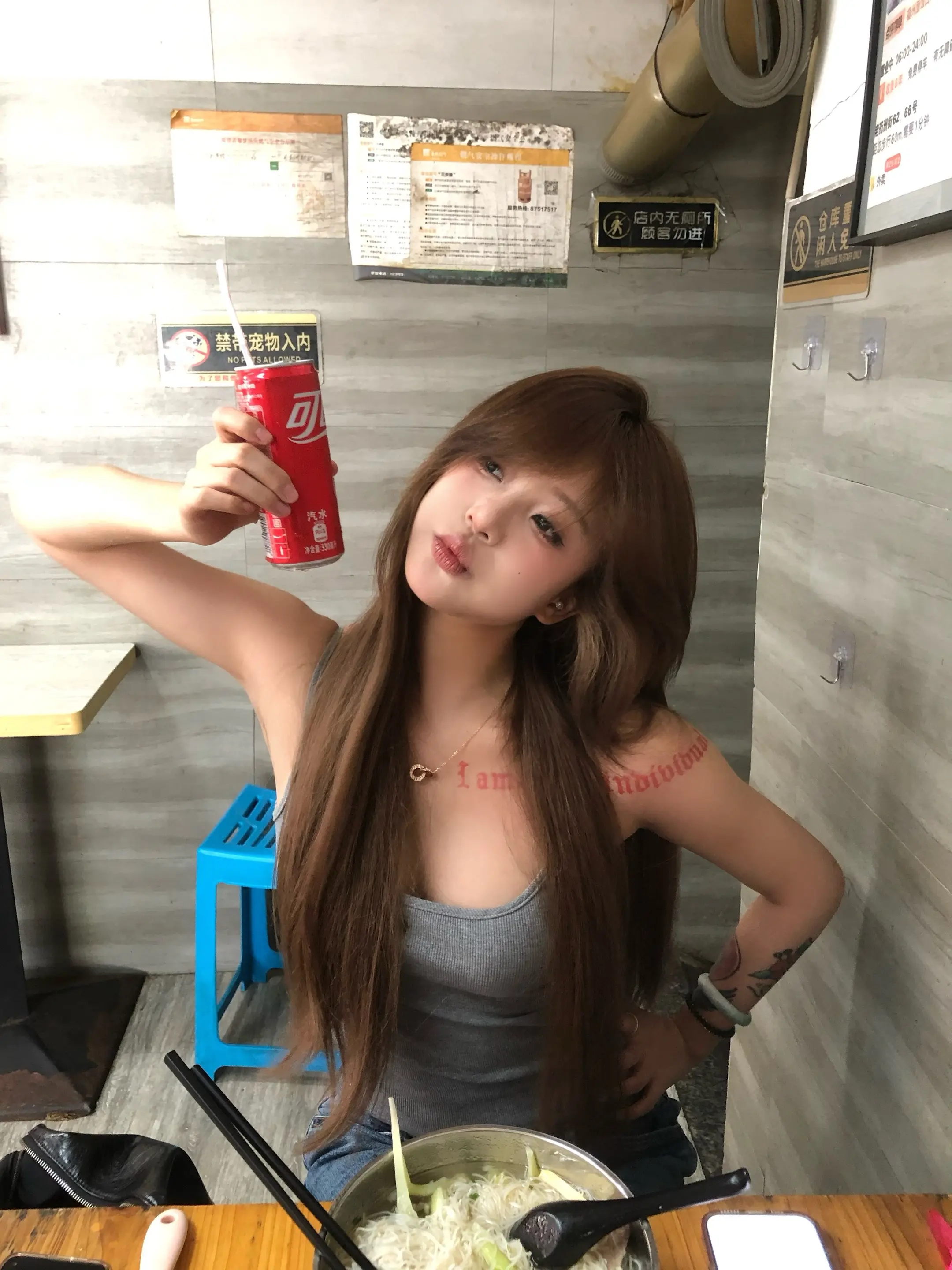 存一波吃饭拍照姿势🤳