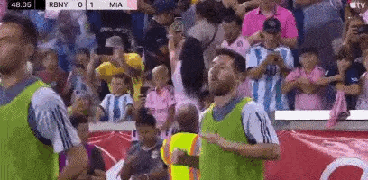 下半场刚刚开始，梅西就已经到场边进行热身