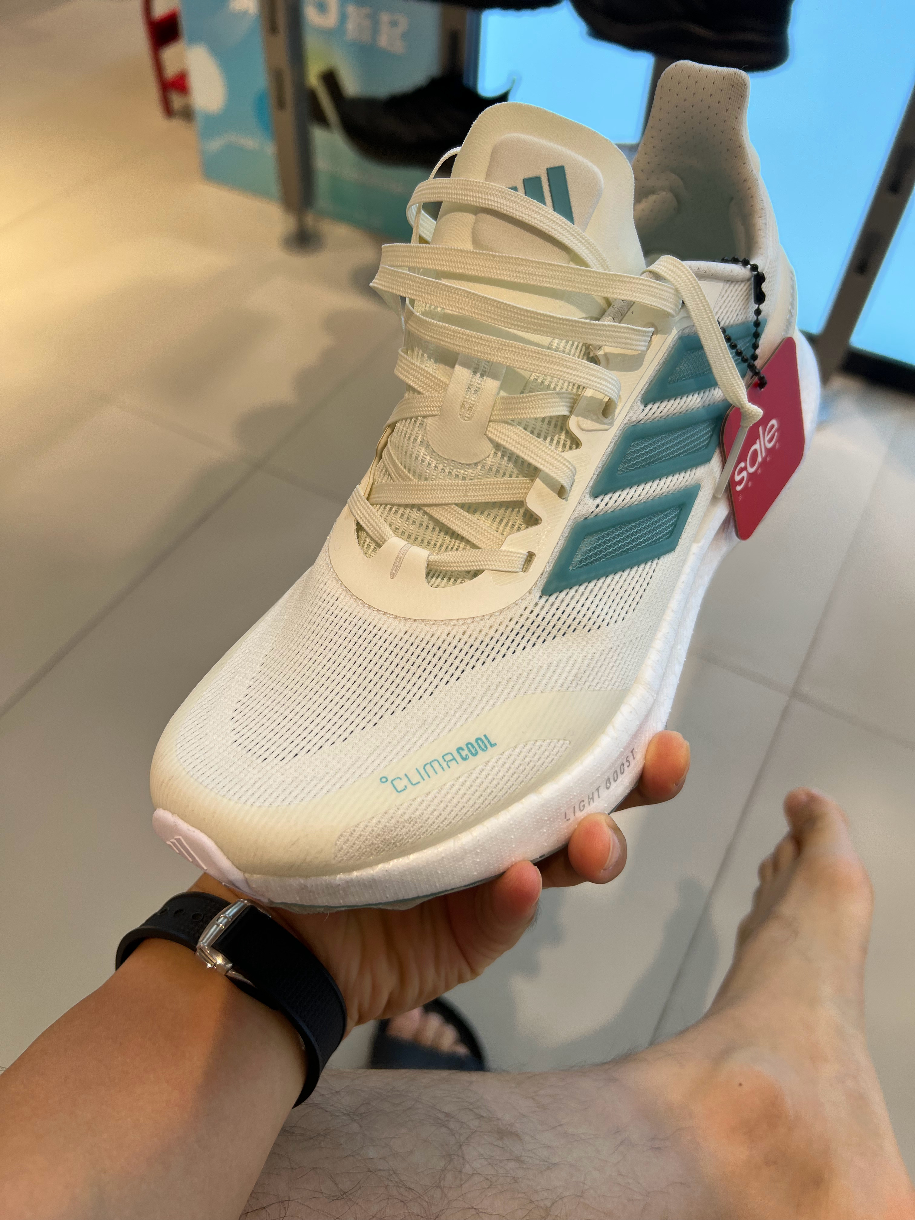 虽然一年也跑不了几次，但是还是买了一双跑鞋。阿迪的这个pureboost不错，童