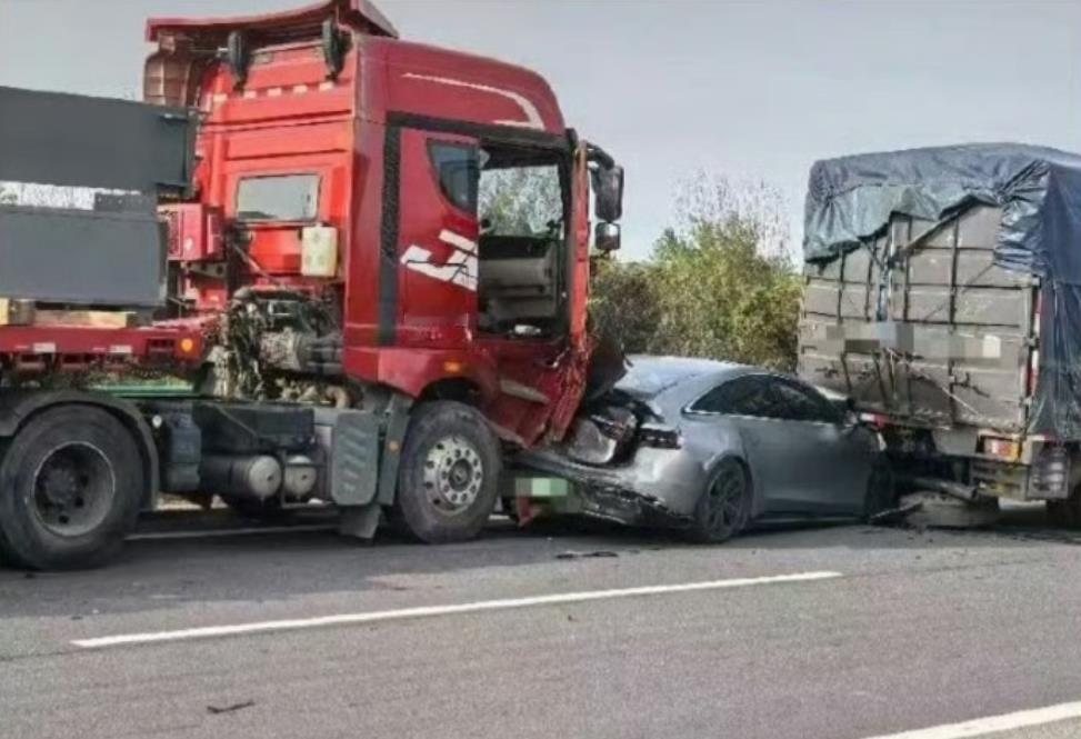 智界S7惨遭两个大大的货车前后夹击，也不知道这司机怎么开的，怎么能在两大货车之间