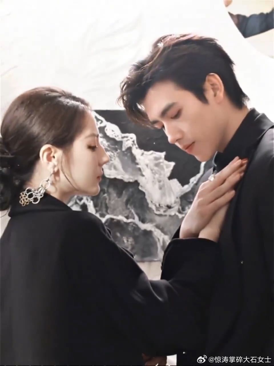 陈飞宇壁咚迪丽热巴陈飞宇被迪丽热巴掐脖子白日提灯 双端预约破600万！福利视频看