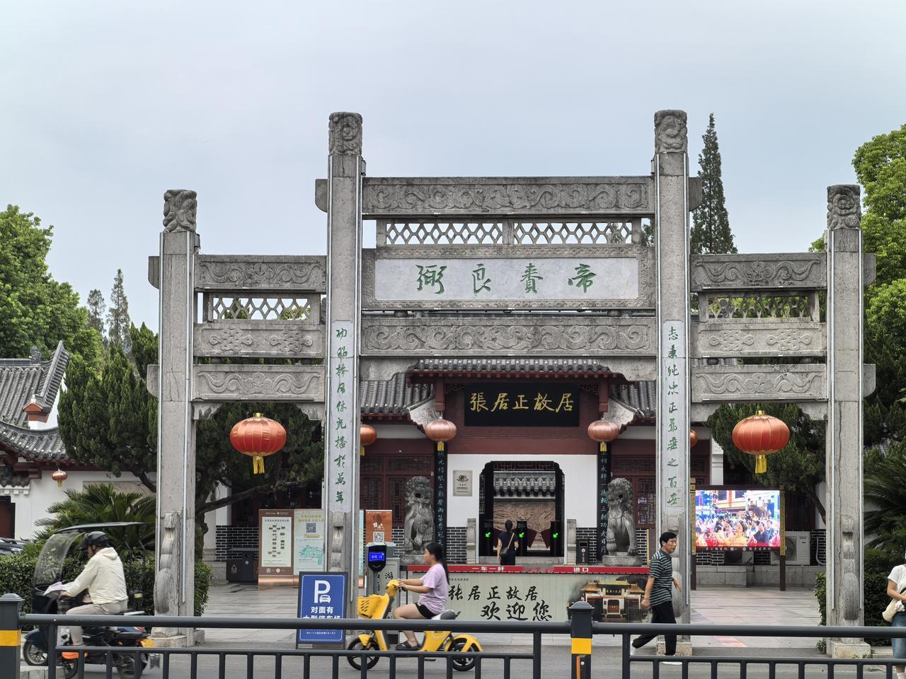 刚才刷视频，听一个留学生说，牢A逃跑那一天，西雅图机场的所有航班都延误两个小时。