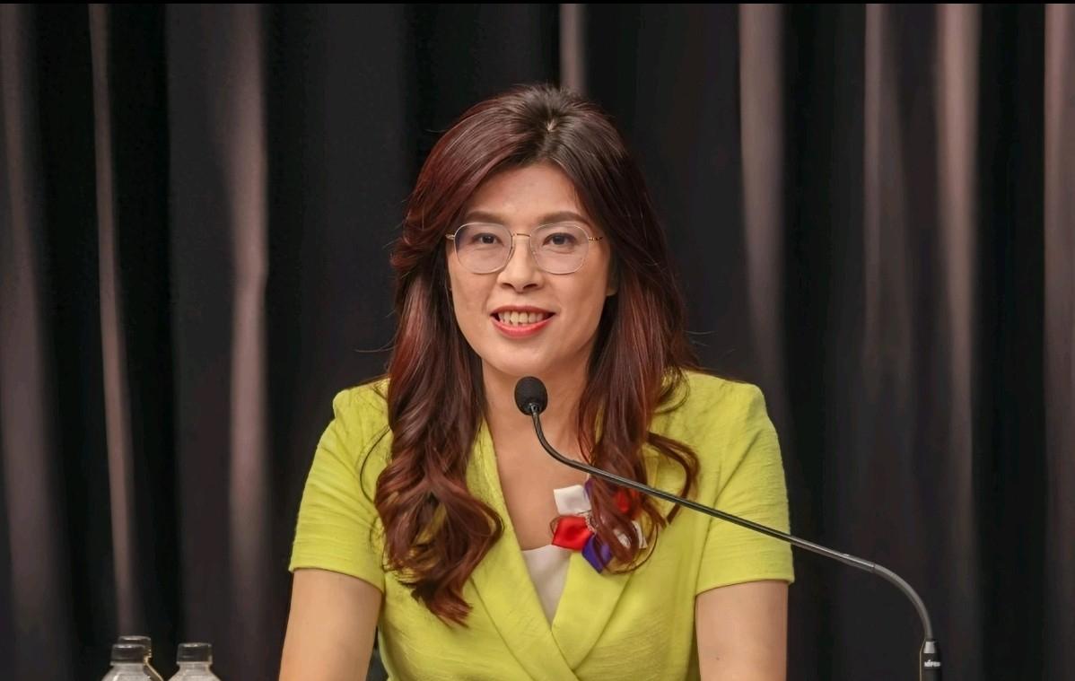 “台独”分子在机场闹事，新党主席吴成典亲自到机场为郑丽文送行！

4月7号早上，