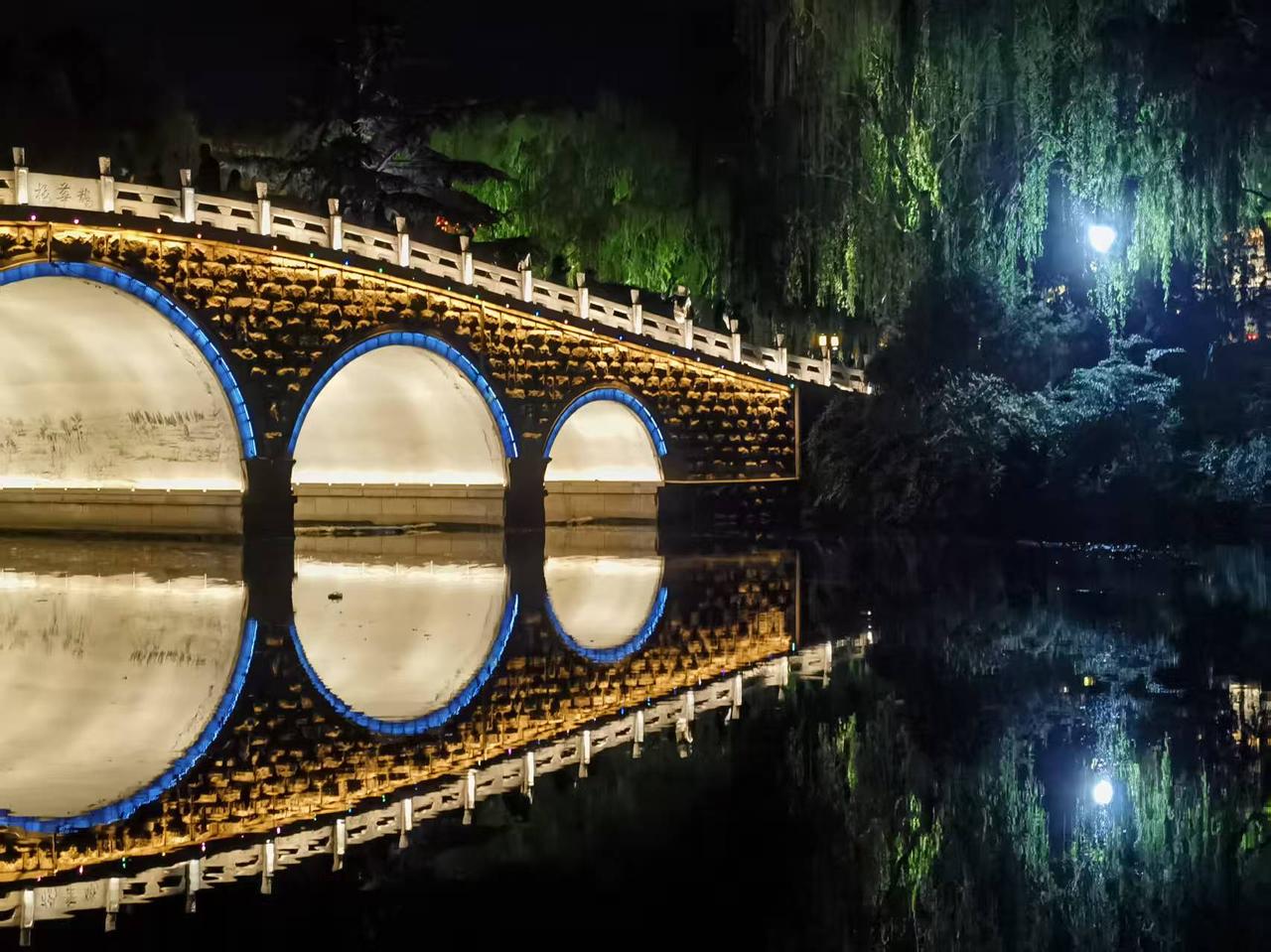 朋友：突然想炒股，但对股市不了解，你介绍下呗。
我：股市从前、现在、未来推出的各