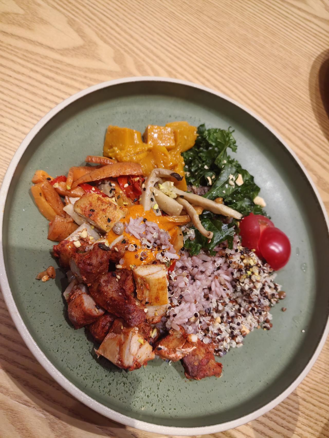 别嫌弃赚钱的狼狈和辛苦，当你上了生活的战场，就会发现卡里的余额是你最大的底气。