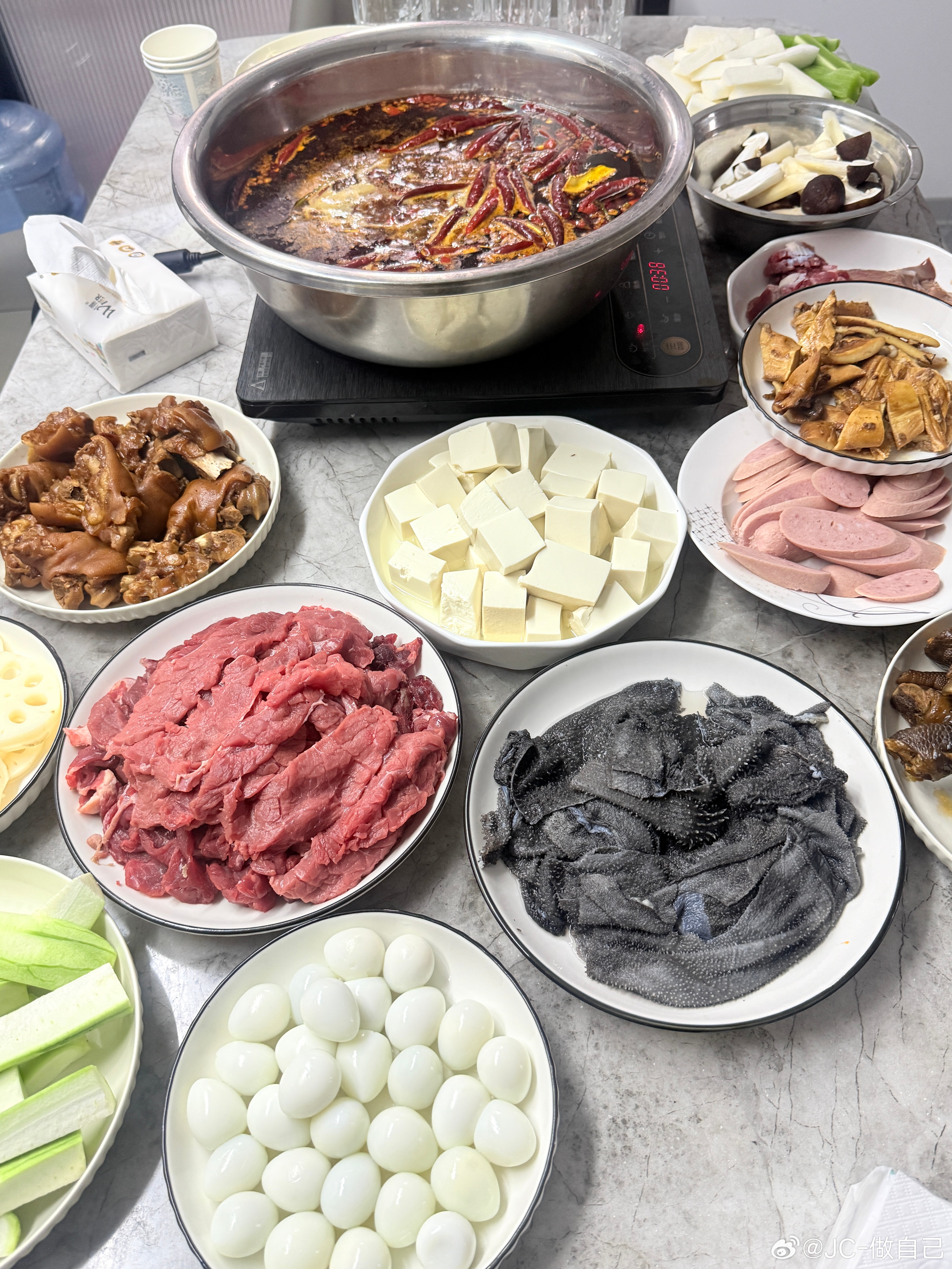 家庭火锅走起，这味道跟店里一模一样（因为店里去买的底料[偷笑]） ​​​