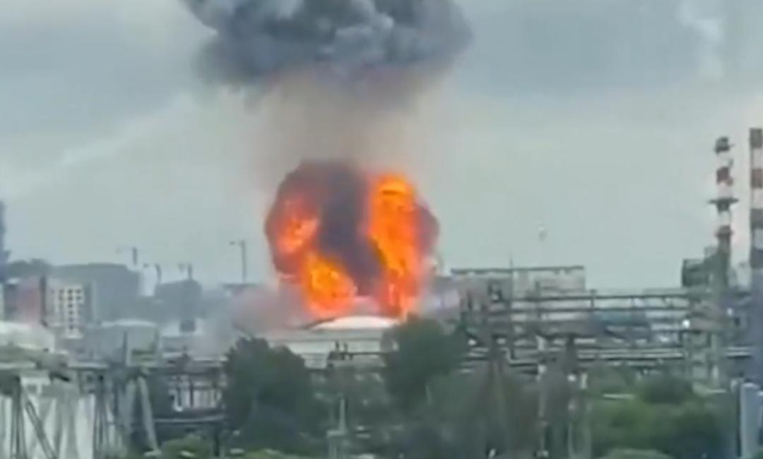 油罐挨个被炸上天，俄军导弹却像无头苍蝇，中国民兵保留高炮太明智了！

乌克兰无人
