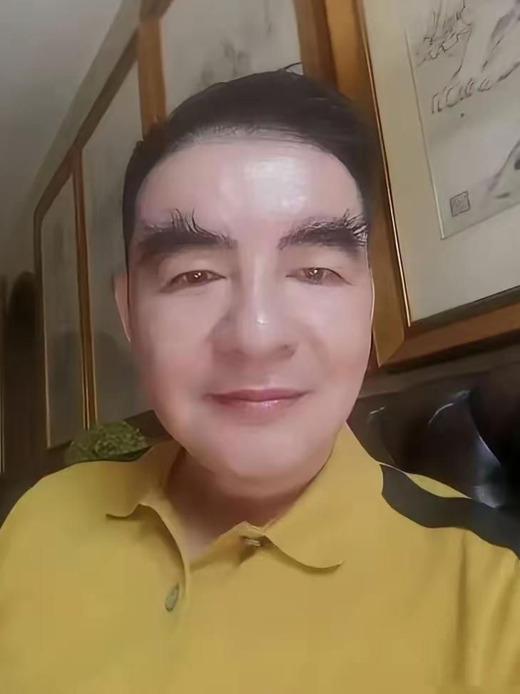 面相是骗不了人的！
不知道大家发现没？
陈光标身上有个特别显眼的地方——眉毛又浓