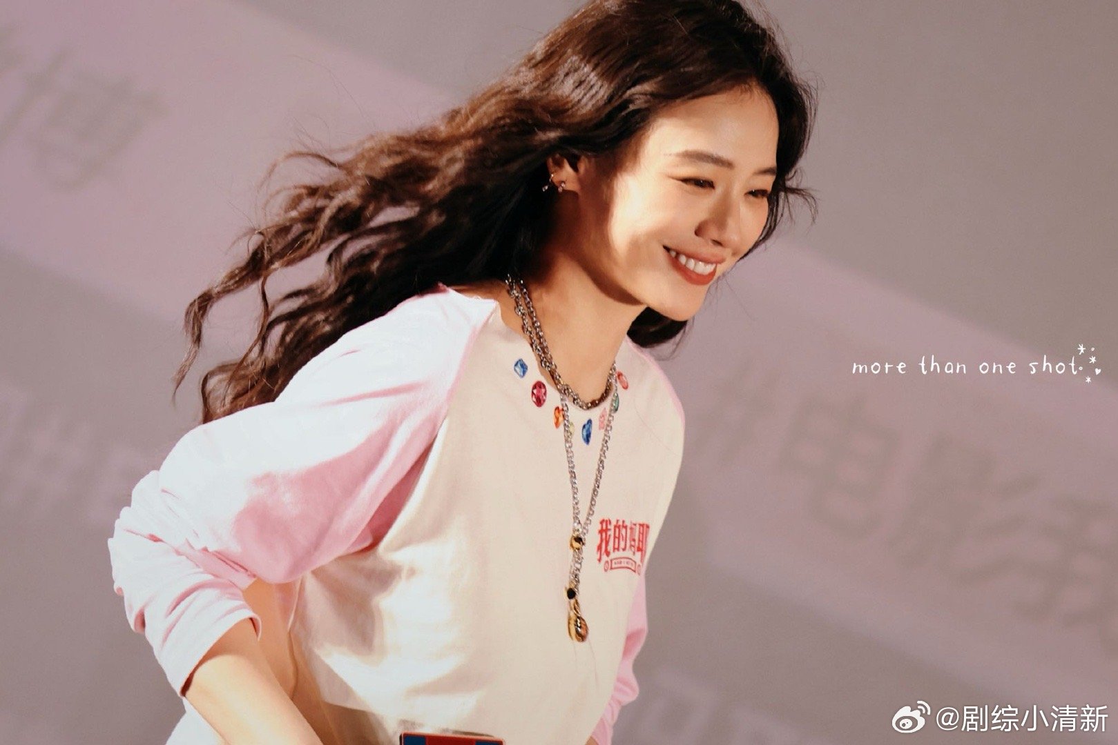 马思纯往那儿一蹲就是萌物电影我的妈耶 银幕上是热烈鲜活的李东玉，镜头下是一蹲就软