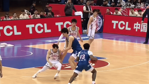 鲍威尔连线小杨这球漂亮，与此同时，余嘉豪五犯。青岛男篮vs浙江男篮cba季后赛 
