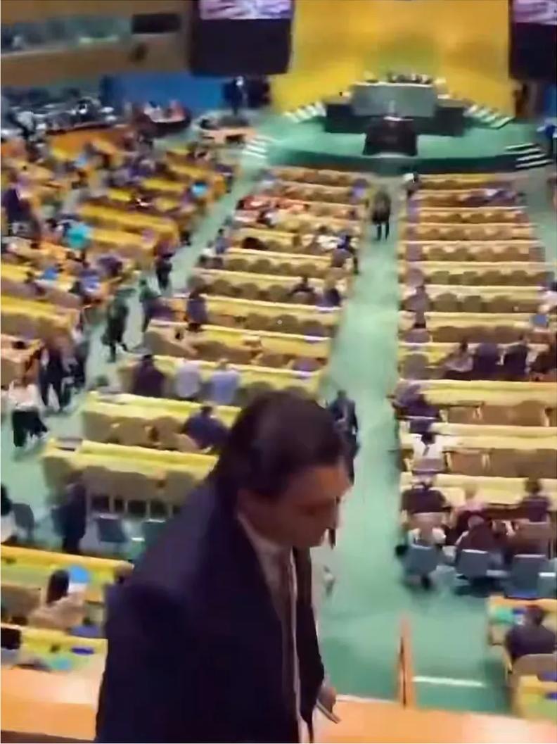 联大现场翻车！
内塔尼亚胡被轰下台，145:5票型才是真耳光
 
谁能想到联大讲
