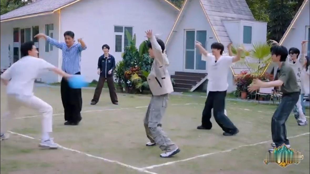 邵兵和时代少年团融为一体了 邵兵和时代少年团配合默契步调一致，游戏氛围轻松热闹，