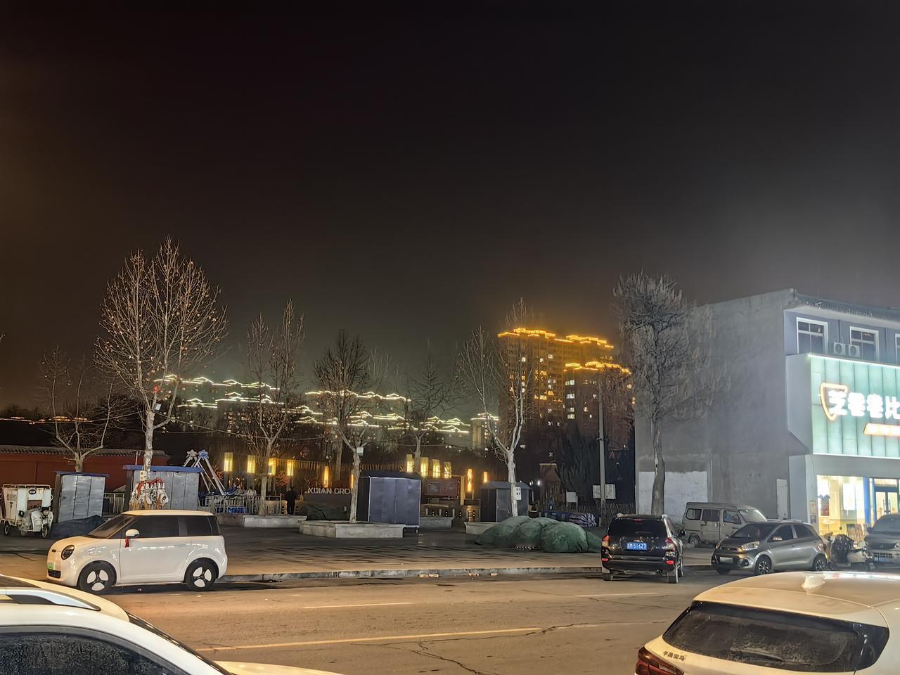 夜色渐浓，人间灯火璀璨。春风拂面，你我情谊难忘。火树银花绽放，祈愿平安喜乐。20